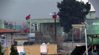 Suriye sınırına yakın mahallelerde vatandaşlar evlerine Türk bayrağı astı - HATAY