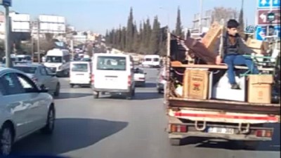 tehlikeli yolculuk -  Kamyonet üzerinde tehlikeli yolculuk kamerada  Videosu