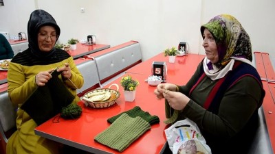 emekli ogretmen - Karamanlı kadınlar Mehmetçik'e boyunluk ördü - KARAMAN Videosu