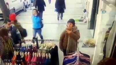 yasli kadin -  Kazak hırsızları kameraya yakalandı... Hırsızlığı mendilci fark etti Videosu