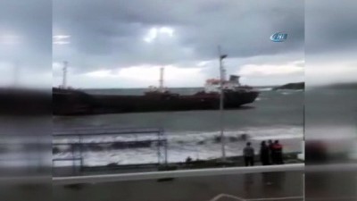 demirli -  Yük gemisi fırtına nedeniyle karaya oturdu  Videosu