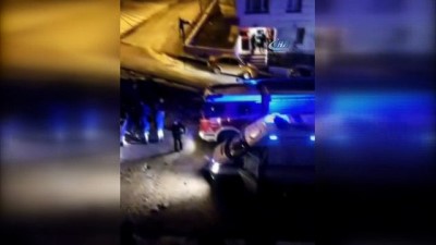 is makinesi -  Başkent’te iş makinesi devrildi: 3 yaralı  Videosu