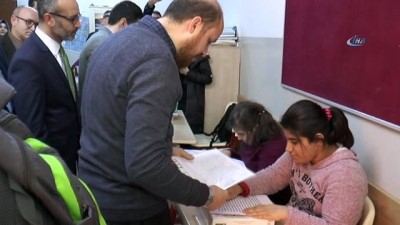 engelli ogrenci -  Bilal Erdoğan, görme engelliler okulunda eğitim gören öğrencilere karnelerini dağıttı Videosu