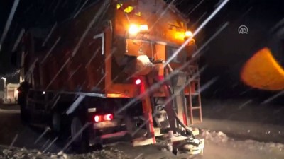 mahsur kaldi - Erzincan-Sivas karayolunda ulaşıma kar ve tipi engeli  Videosu