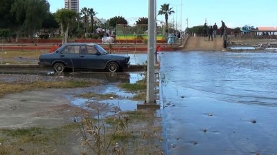 korfez -  Fırtına nedeniyle oluşan dalgalar park ve bahçeleri sular altında bıraktı Videosu