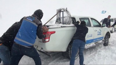 mahsur kaldi -  Karda mahsur kalan öğretmenler kurtarıldı Videosu