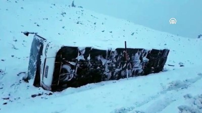 gesi - Otobüs devrildi: 16 yaralı - SİVAS  Videosu