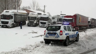 mahsur kaldi - Tokat-Sivas karayolunda kar yağışı ve tipi etkili oluyor - TOKAT Videosu