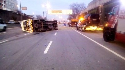 trafik yogunlugu -  Bayrampaşa’da servis minibüsü devrildi: 4 yaralı  Videosu