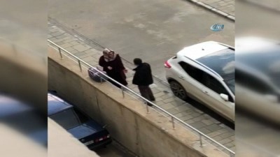 kadin hasta -  Bebekli kadına sokak ortasında tekmeler atan şahıs kamerada Videosu