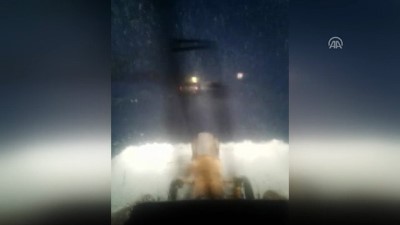 cep telefonu - Doğu Anadolu'da kış - Karapet Geçidi'nde karla mücadele - VAN  Videosu