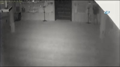 polis karakolu -  İmam ve cemaatin para toplayarak yardım ettikleri şahıs camiyi böyle soydu Videosu