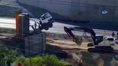 amator kamera -  Şaha kalkan kamyonun yardımına iş makinesi yetişti  Videosu