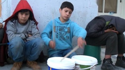 kalaba -  Taksim'de yoğurt kabıyla müzik yapan çocuğa vatandaşlardan yoğun ilgi  Videosu