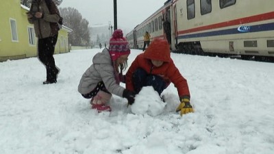 kardan adam -  Tren garında muhteşem kar manzarası  Videosu