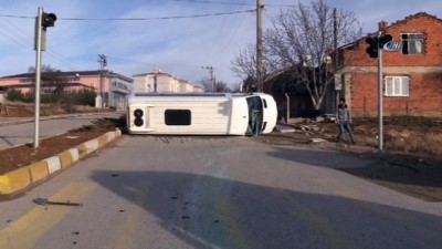 kirmizi isik -  Uşak’ta okul servisi kaza yaptı: 3 yaralı  Videosu