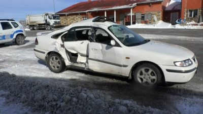 yarali kadin -  Buzlanma nedeniyle kontrolden çıkan otomobil otobüse çarptı: 1 yaralı Videosu