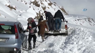 yol calismasi -  Kayak merkezi yolunda mahsur kalanlar kurtarıldı  Videosu