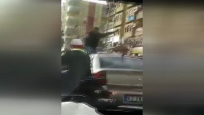 ofkeli surucu -  Öfkeli sürücü otomobilin üzerine çıkıp tekmelerle ön camını kırdı  Videosu