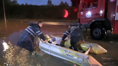 mahsur kaldi - Sağanak - Minibüste mahsur kalan kişi botla kurtarıldı - ADANA  Videosu