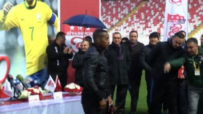 imza toreni - Sivasspor, Robinho ile 1,5 yıllık sözleşme imzaladı Videosu