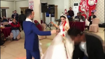 kiz arkadas -  Uzman Çavuş evlenirken operasyondaki arkadaşlarını unutmadı  Videosu