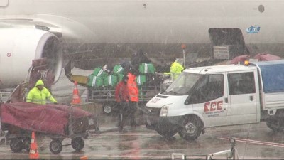  Atatürk Havalimanı'nda ilginç kar manzarası 