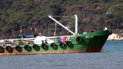uzunlu -  Atık toplama teknesi karaya oturdu  Videosu