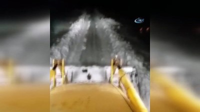 is makinesi -  Dağda düşen adamı karla mücadele ekipleri sırtında taşıdı Videosu