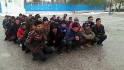 kacak gocmen -  Kaza yapan minibüsten kaçak göçmen çıktı Videosu