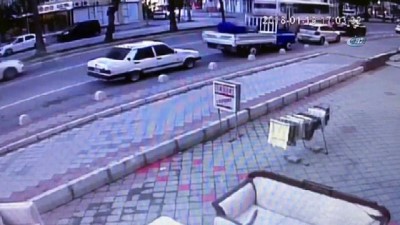 direksiyon -  Kazadan saniyelerle kurtuldu  Videosu