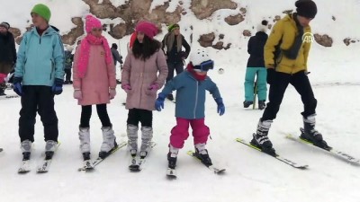 karne hediyesi - Öğrencilerin sömestir tatilinde kayak keyfi - ERZİNCAN Videosu