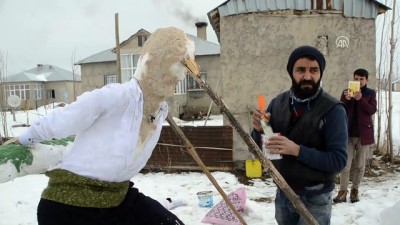 nani - İnşaat işçisi Seyit Onbaşı'nın kardan heykelini yaptı - HAKKARİ  Videosu