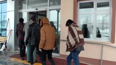 Mehmetçik'ten aç kalan kaçak göçmenlere sıcak çorba - ERZİNCAN