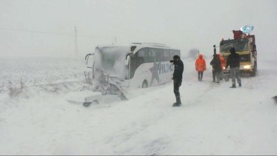 karayollari -  Tokat'ta yolcu otobüsü otomobile çarptı: 1 ölü, 3 yaralı  Videosu