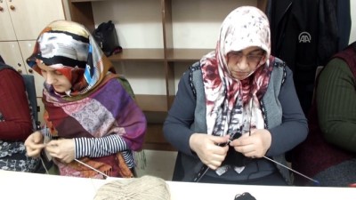 er kadin - Zeytin Dalı Harekatı'nda görev alan askerler için kışlık giyecek örüyorlar - SİVAS Videosu