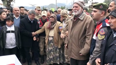 cenaze namazi - Kalp krizi nedeniyle hayatını kaybeden asker son yolculuğuna uğurlandı - HATAY Videosu