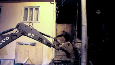 mahsur kaldi - Kepçe operatöründen 'iyilik' mesaisi - DÜZCE Videosu