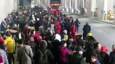 yaris -  Taksim alt geçitteki otobüs durağında insan seli Videosu