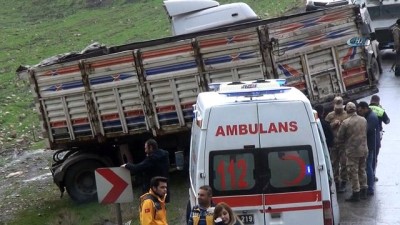 tir dorsesi -  Tır dorsesine çarpan kamyon sürüklendi: 2 ölü, 4 yaralı Videosu