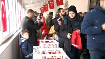 dernek baskani -  Zeytin Dalı Harekatı’na destek için Türk bayrağı ve Kızılema dağıttılar Videosu