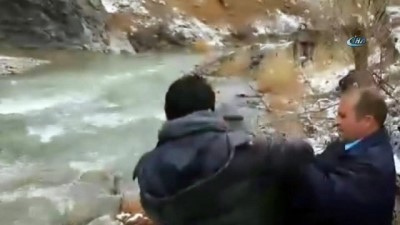 mahsur kaldi -  Çayda mahsur kalan köpek kurtarıldı  Videosu