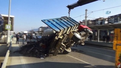 direksiyon -  Devrilen kamyonet şehirlerarası yolu trafiğe kapattı Videosu