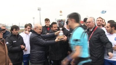 Amatör ligi şampiyon tamamlayan Büyükçekmece Belediyespor kupasını aldı