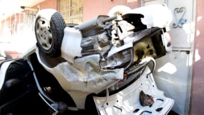  Otomobil apartman boşluğuna uçtu: 3 yaralı 