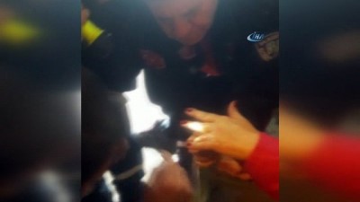  Parmağına sıkışan yüzükleri itfaiye çıkardı 