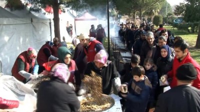  Tezgahta kilosu 25 lira olan hamsi bedava dağıtılınca izdiham oldu