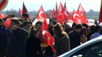  Vatandaşlardan destek konvoyu... Mehmetçik'e moral vermek için sınırın sıfır noktasına geldiler 