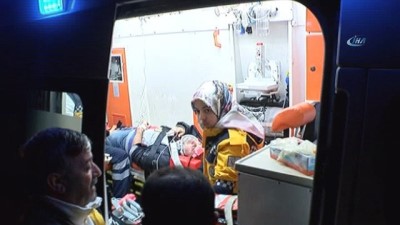  Yoldan çıkıp kaldırımda sürüklenen otomobil çukura düştü