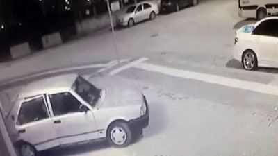  Arabayla vitrin camını kıran hırsızlar oyuncak ayıları çaldı... Hırsızlar kamerada 